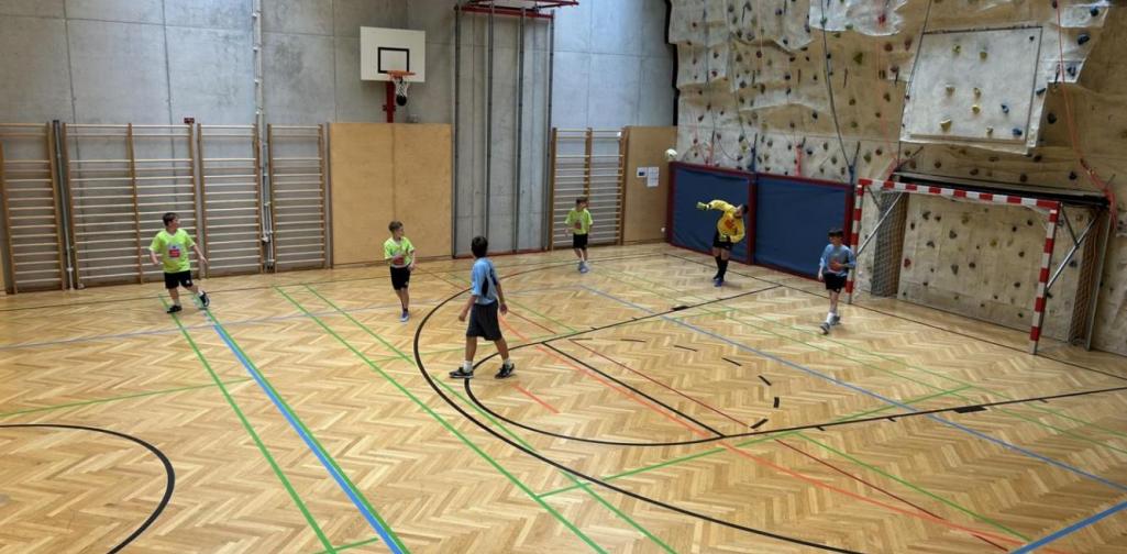 Teamfoto Spielerinnen und Spieler in der Halle beim Fußballspielen