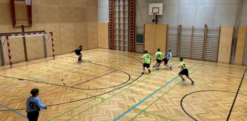 Teamfoto Spielerinnen und Spieler in der Halle beim Fußballspielen
