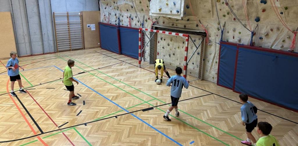 Teamfoto Spielerinnen und Spieler in der Halle beim Fußballspielen